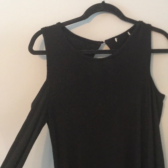 Shoulder Baring - Picture 2 of 3